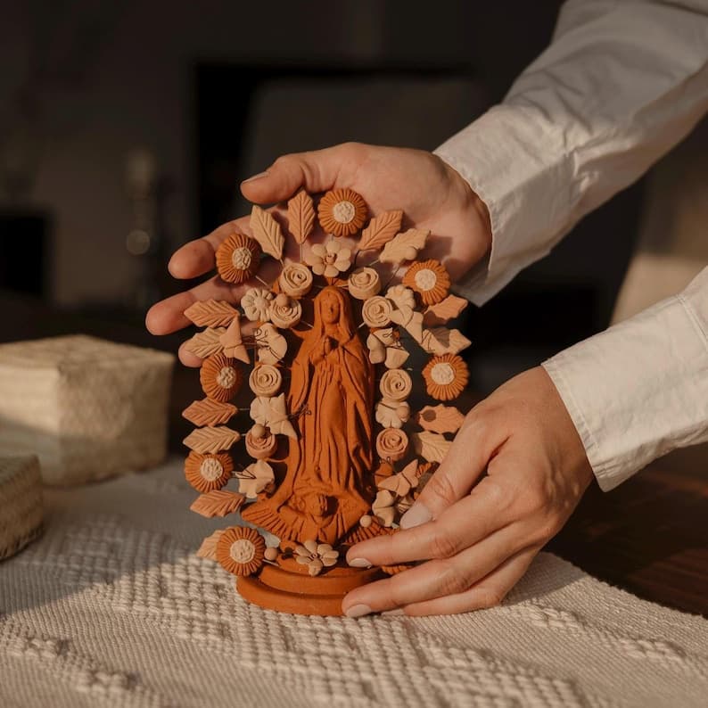 Virgen de Guadalupe de barro artesanal